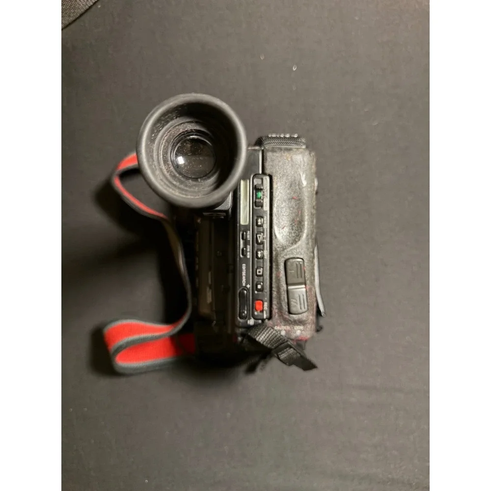 Sony CCD-TR5 Video8 Handycam Camcorder Bundle Powers On w/ Charger Batteries Cas